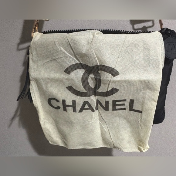 SALE 🔥 NWT CHANEL beauty w/adjustable strap Black nylon CC logo Bag black - Picture 8 of 8